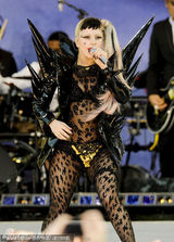 组图：LadyGaga变身飞天女侠 黑红透视豹纹装博眼球