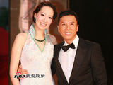 高清组图：甄子丹携爱妻汪诗诗亮相 红毯大秀恩爱