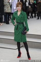 组图：金喜善伦敦参加时装周 红配绿个性时尚