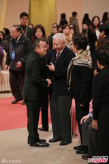 组图：方逸华跪拜邵逸夫 刘德华张学友致祭