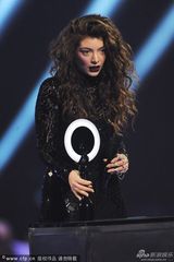 组图：洛德获国际女歌手奖 现场表演暗黑气质