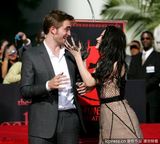 组图：《暮光》三主角留手印 斯图尔特裙短险走光