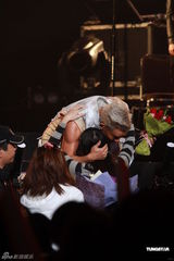 组图：任贤齐香港个唱白发登场 热吻好友陈升