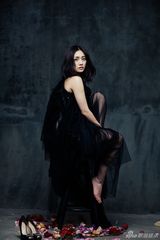 组图：刘芸沉静优雅写真 清澈眼眸似精灵