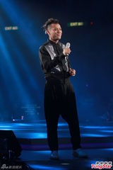 高清图：众巨星撑场雷颂德个唱 杨千嬅蕾丝诱惑