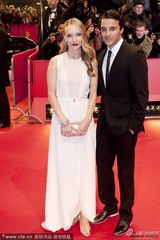 组图：《克鲁德一家》首映 凯奇携妻恩爱亮相