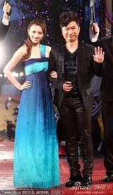 高清组图：金曲奖红毯星光熠熠 那英躲雨不顾形象