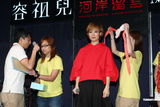 组图：容祖儿睽违11年台北开唱 一身大红烧乌龟