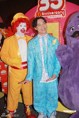 高清图：容祖儿包装纸裙现身 与陈奕迅大跳竹舞