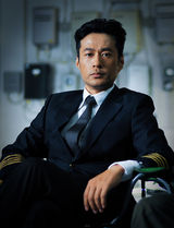 组图：《云上的诱惑》谭凯机长制服显清凛孤傲