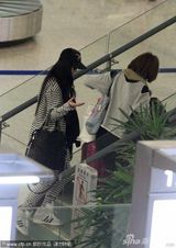 组图：范冰冰斑马装现身机场 手挽豪包显霸气