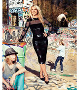 组图：布兰妮登芭莎封面 回归素雅沉浸炫彩世界