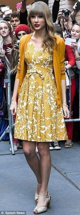 组图：泰勒-斯威夫特亮色礼服秀时尚 宣传新专辑