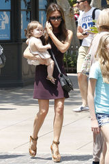 组图：维多利亚携子女出行小七可爱