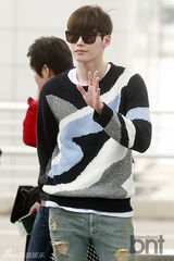 组图：李钟硕飞赴中国站台 休闲装似阳光男孩