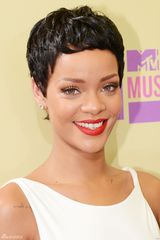 组图：小天后蕾哈娜优雅白裙扮女神