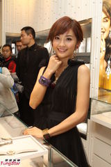 组图：阿Sa(蔡卓妍)黑色小礼服亮相 大方微笑