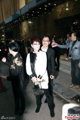 组图：歌唱老师许佩设灵 郑少秋徐小凤致祭