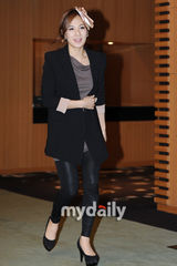组图：蔡妍干练装扮为名品站台 韩艺瑟优雅妩媚