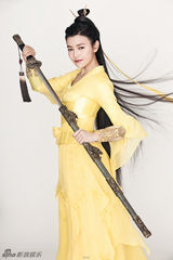 组图：陈妍希红黄古装裙衫飘逸演绎双面侠女