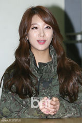 组图：9Muses部队举行新歌发布 成员遭军人强抱