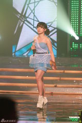 组图： 容祖儿TWINS亮相《劲歌金曲优秀选》录影