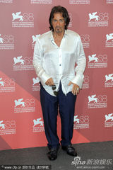 组图：《王尔德-莎乐美》发布会 导演获查斯坦献吻