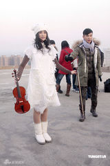 幻灯图：海岩之子侣皓吉吉与张歆艺相拥拍MV