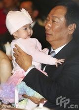 幻灯图：郭富城尾牙献唱 郭台铭拖娇妻幼女合家欢