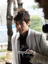 幻灯图：韩星侑莉胜利成大学同窗 一同参加入学式