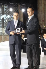 组图：姜文对妻子呵护有加 周韵与男模热聊晾老公