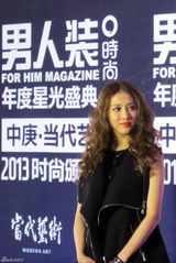 组图：弦子出席活动 身穿薄纱透视装热辣开唱