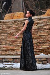 组图：荆希西雪地玩街拍 V领长裙风情无限