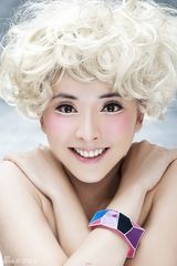 组图：黄小蕾庆生奔三华丽转身 时尚前卫秀风尚