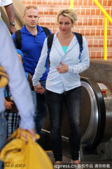 组图：布兰妮一家飞抵夏威夷 小甜甜遮腹疑似怀孕