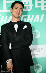 组图：韩星赵寅成上海电视节卖萌耍酷逗粉丝