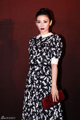 组图：黄奕复古造型剪彩 全程悉心照顾腿伤古天乐