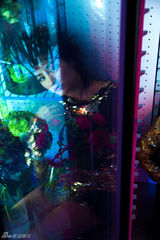 组图：瞿颖写真露长腿 初绽花间女神春之物语