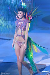 组图：2012港姐竞选现场 众佳丽泳装表演