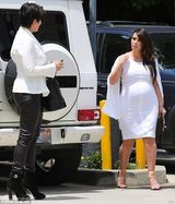 组图：卡戴珊大肚现身双脚浮肿 仍贪靓踩高跟鞋