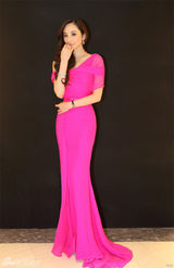 组图：吴佩慈桃色纱裙亮相冰城粉丝热情不惧低温