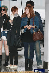 组图：T-ara现身机场 赴香港召开新歌发布会