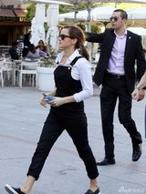 组图：艾玛与男友甜蜜享午餐 黑白装扮简约典雅