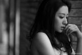 组图：刘思彤最新黑白写真 眼神魅惑发丝飘扬