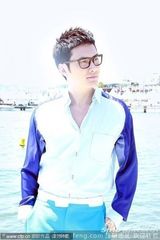 组图：冯绍峰戛纳街头写真 蓝色西装绅士风格