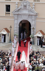 组图：摩纳哥王储大婚 王妃珍珠婚纱典雅华贵赛凯特