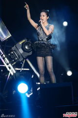 组图：蔡依林穿短裙现打底裤 开心热舞不受影响