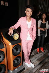 组图：李克勤新专辑发布 眼睛红肿发炎登场