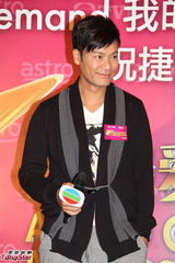 组图：杨怡和马国明登马来西亚视帝视后宝座