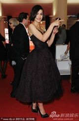 高清：《无果之路》首映女主演秀蕾丝裙 蜜挽男搭档